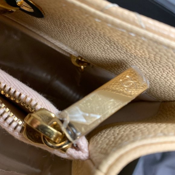 SOLD    Chanel Diamond-quilted Caviar Leather GST Beige Clair - Picture 6 of 15